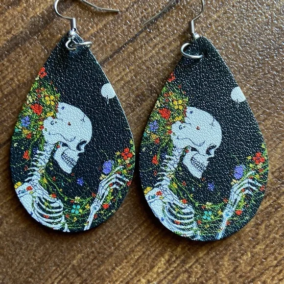 Flowers and skeleton soft pleather earrings - Picture 2 of 4